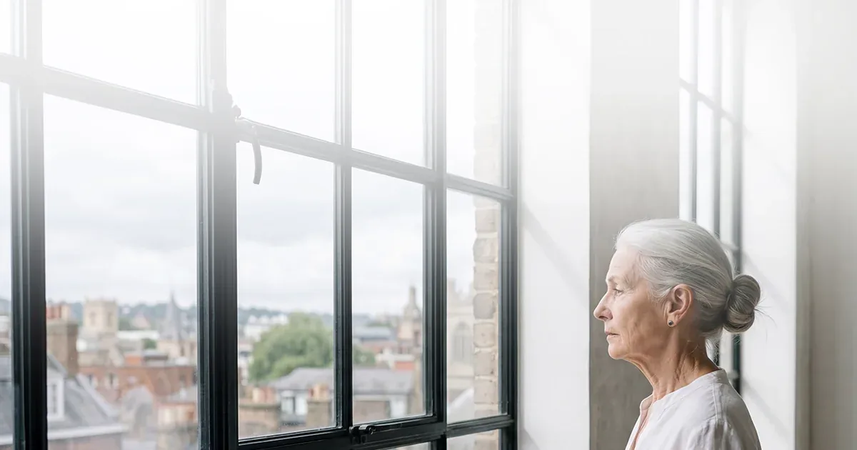 Ältere Frau am Fenster